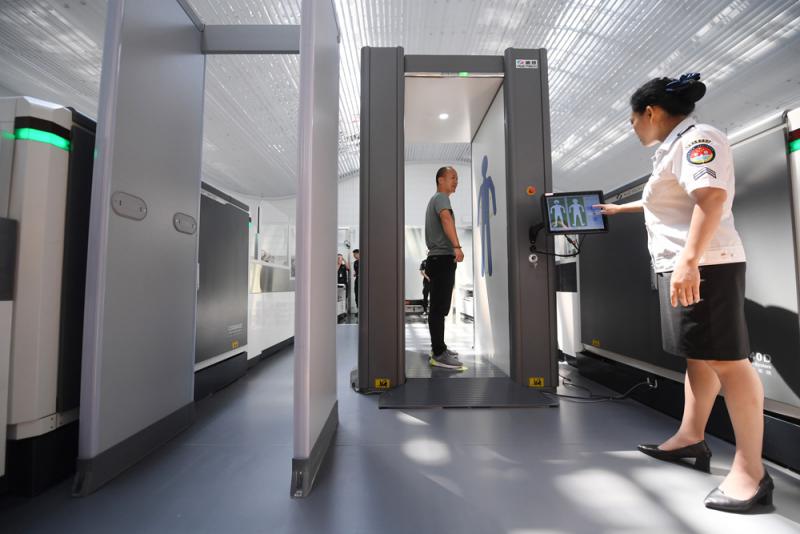 白云機(jī)場啟十條“易安檢”通道