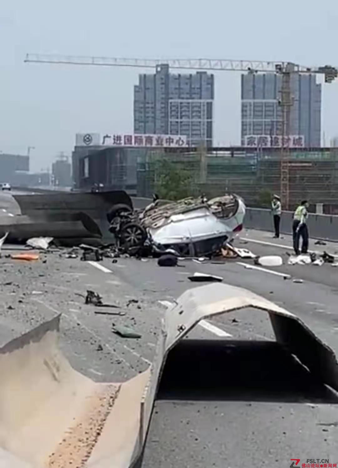 佛山市順德倫教往勒流方向高速路段發(fā)生重大交通事故，2死3傷