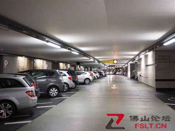 地下車庫空無一車小區(qū)周圍滿街違停上熱搜：這到底是啥情況？