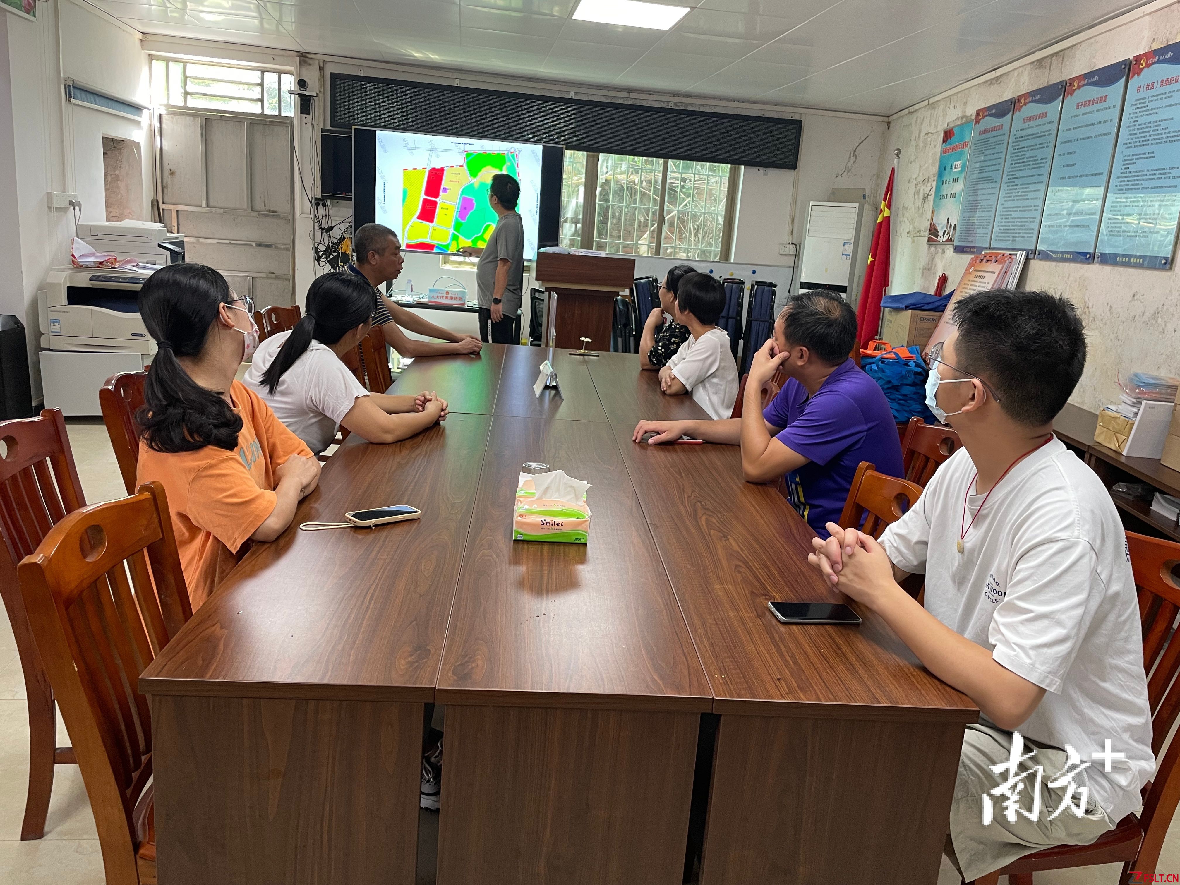 黃毅琪（中）在村中事務(wù)討論會上發(fā)表意見。荷城供圖