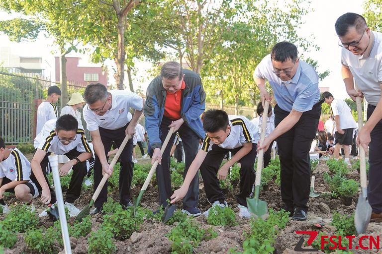 南海外國語學(xué)校學(xué)生在勞動中體驗農(nóng)耕之樂