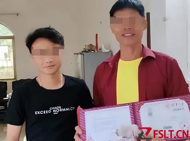 20年廣東小伙被清華錄取，父親掛橫幅慶祝，鎮(zhèn)長(zhǎng)：通知書(shū)有錯(cuò)別字