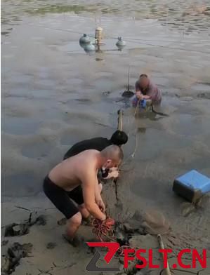 男子在自家魚塘被困淤泥兩小時(shí)，村民看他揮手求救以為是在“打招呼”