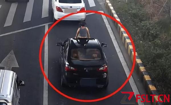 不喜歡車內(nèi)空調(diào)的味道，女子竟將半個(gè)身子探出汽車天窗
