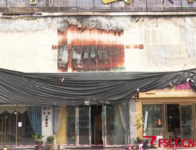 廣東佛山一裝飾城突然發(fā)生大火，現(xiàn)場(chǎng)濃煙滾滾，多家商戶損失嚴(yán)重