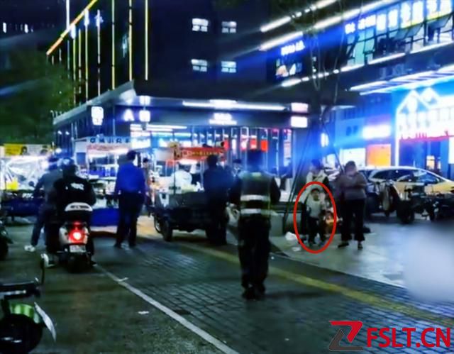 廣東一男孩火了，大喊“城管來了”提醒攤販！網(wǎng)友：放哨的小英雄