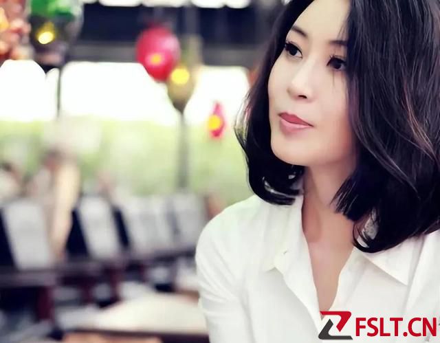 美女主持人傍依大老虎，收受賄賂被查處。