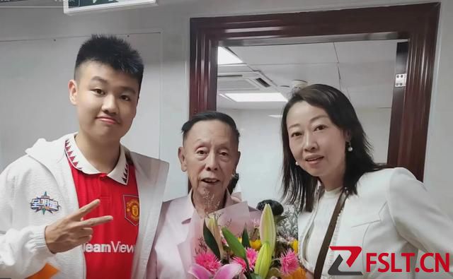 陳堅(jiān)雄之子與師公黃俊英同框，廣東網(wǎng)友：再演一次《肥仔米》吧！