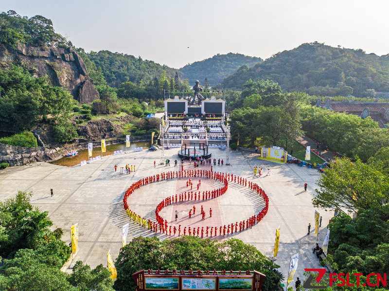 為傳承和弘揚李小龍功夫文化精神，進一步提高均安功夫小鎮(zhèn)的知名度，11月27日上午，國際武術(shù)聯(lián)合會成立30周年、第三屆佛山武林大會暨2020順德均安“功夫+”文化周在李小龍精彩開幕。11月27-28日一連兩日，均安功夫+文化周精彩不斷，讓遠近游客感受功夫小鎮(zhèn)的獨特魅力。 (1).jpg