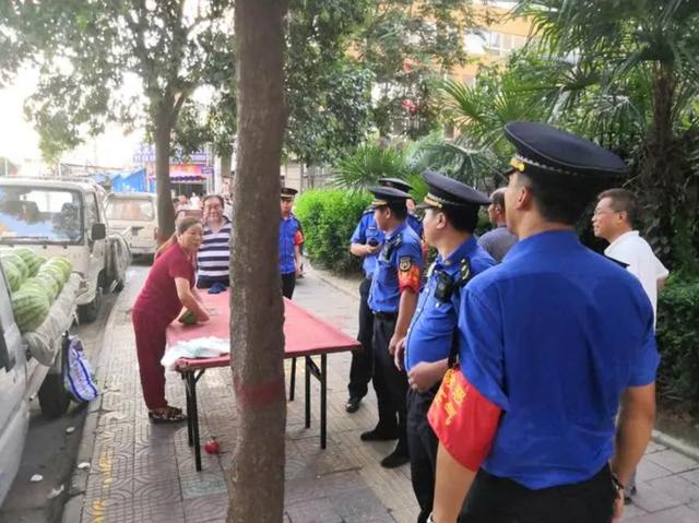 2023年，廣東一小孩憋不住當街小便，竟被城管抱起重重摔在地上