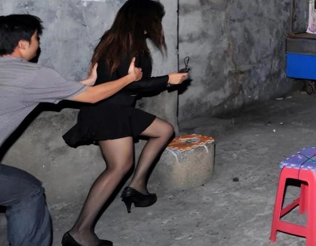 廣東一女子帶孩子賣淫，公婆收錢望風(fēng)配合默契，兩個月掙十多萬元