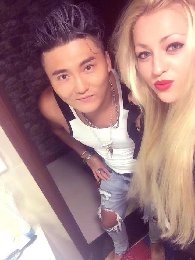 廣東富二代娶烏克蘭洋媳婦，生倆混血兒子，每天除了健身就是旅游