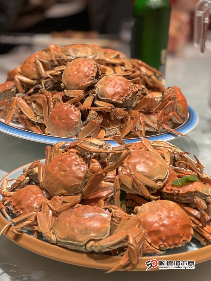 螃蟹要想吃得好，前提是會(huì)挑！