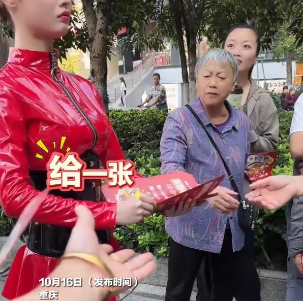 重慶一火鍋店老板娘假扮機(jī)器人發(fā)傳單！大爺追著要，拿到傳單后接著看