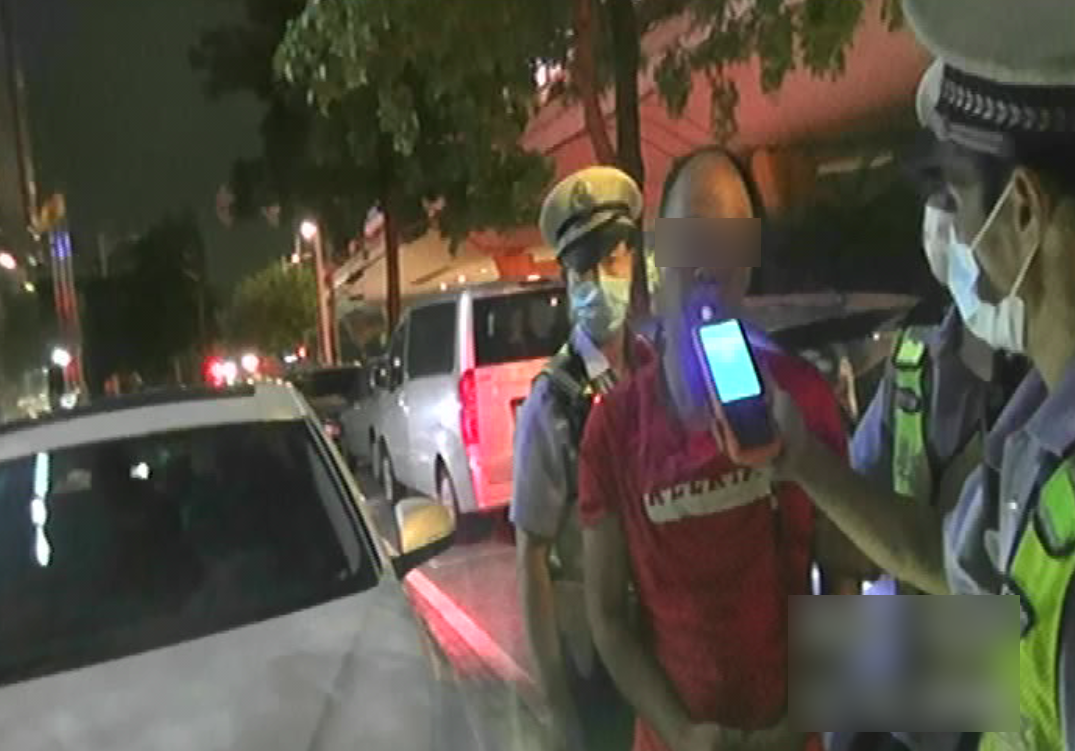 作死！醉駕司機沖卡逃逸，結(jié)果讓人大呼舒服…(圖17)