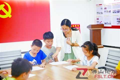 俯瞰高明，滿城飛花、河清岸綠，高樓住宅鱗次櫛比，城市碧水環(huán)繞