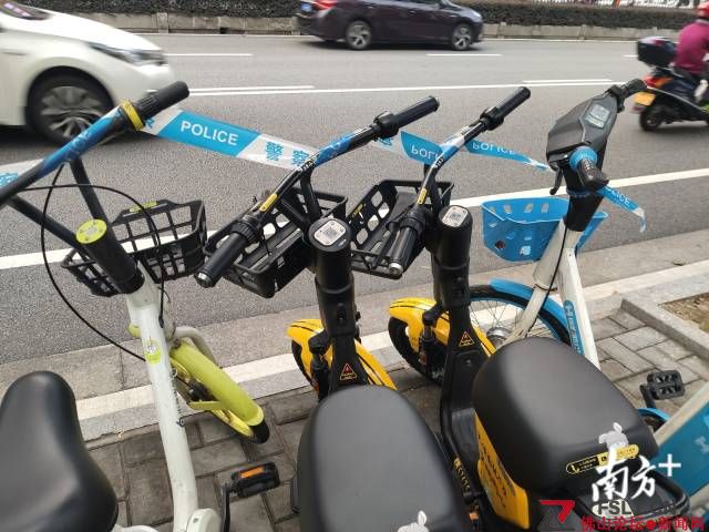 在共享電動車停車點，大部分電動車被拉上封條。周柳妤 攝