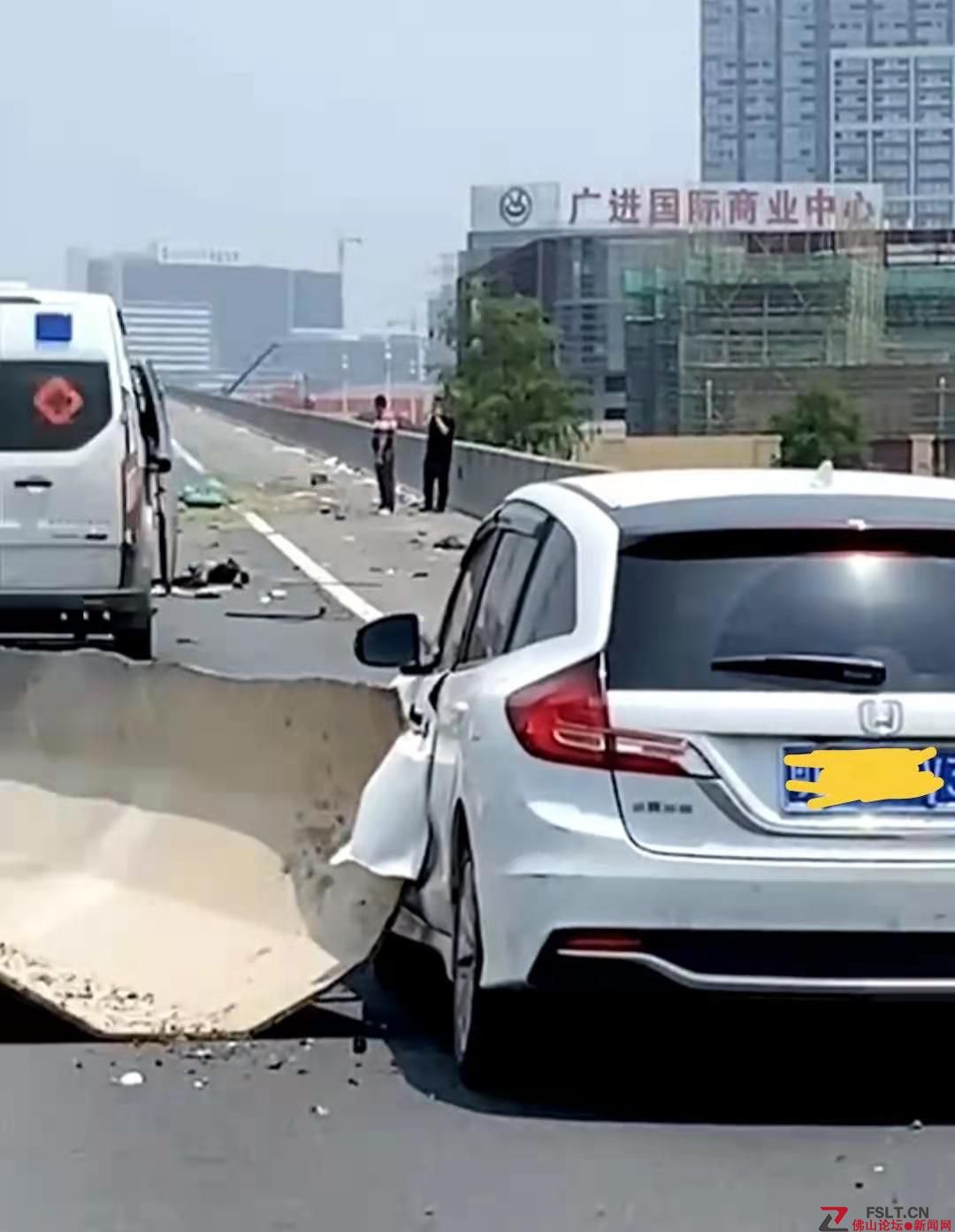 佛山順德倫教往勒流高速路段發(fā)生重大交通事故，2死3傷(圖1)